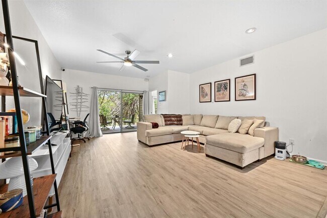 Foto del edificio - 2450 Wickersham Ln