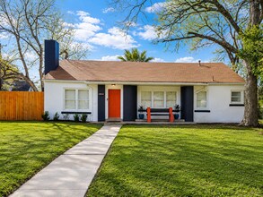Building Photo - 2102 W Mistletoe Ave