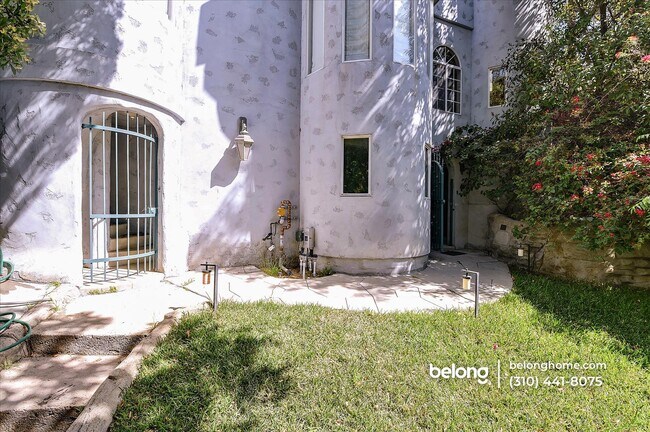 Foto del edificio - 8527 Wonderland Ave
