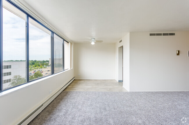 1 BR, 1 BA - The Heatherstone, 770 SF - Lansing Tower