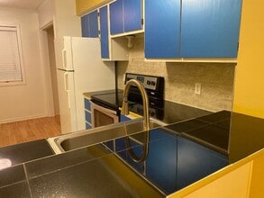 Building Photo - 10 Canterbury Ct