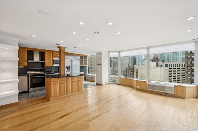 Building Photo - 50 E Bellevue Pl