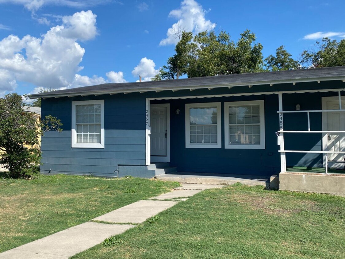 Foto principal - 2Bed/1Bath House for Rent! Available Now