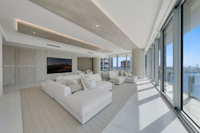 Building Photo - 300 Biscayne Blvd Way