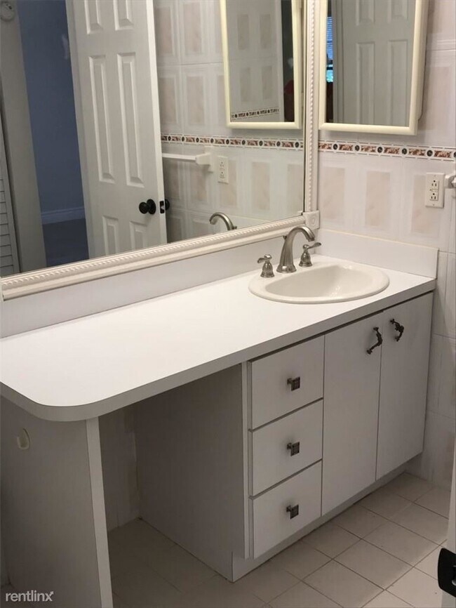 Building Photo - 1 br, 1 bath Apartment - 2040 N University Dr