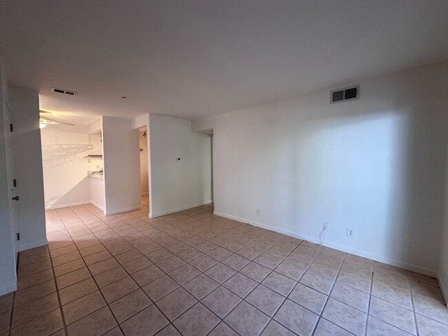 Building Photo - Spacious One Bedroom Condo w/ Mountain Views!