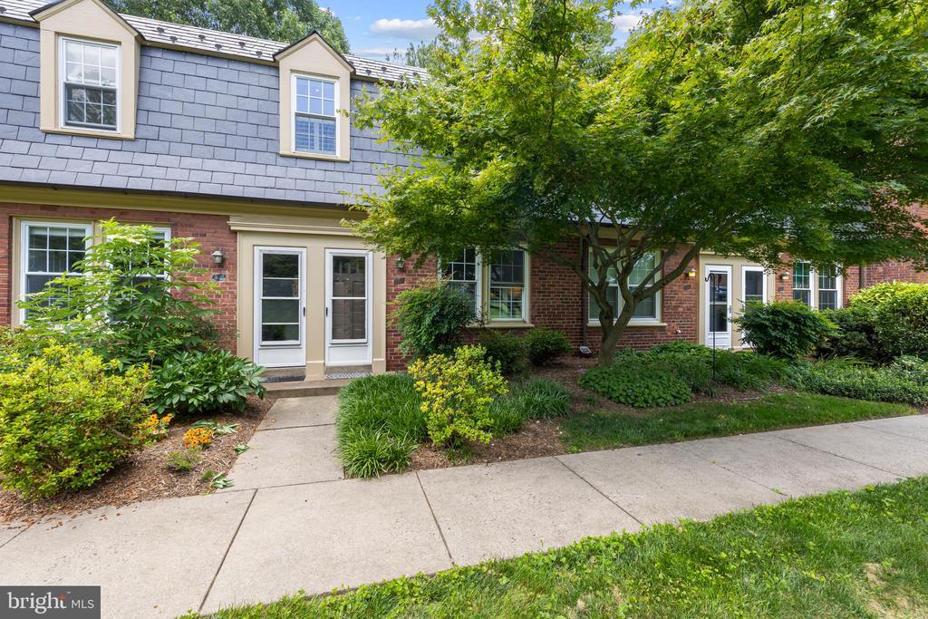 Foto principal - 1021 S Barton St