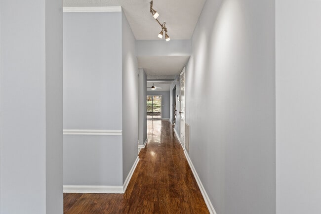 Pasillo - 1105 Jonestown Ln