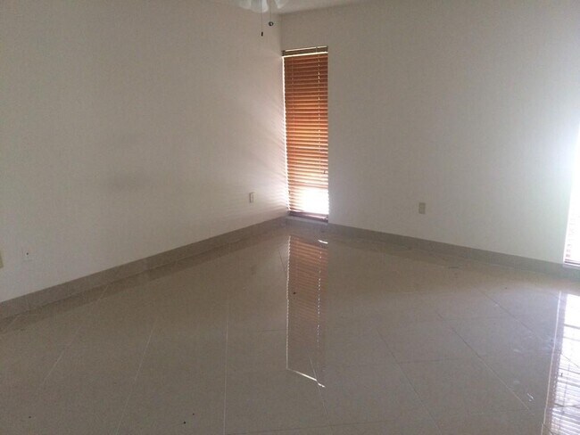 Foto del edificio - 485 N Pine Island Rd