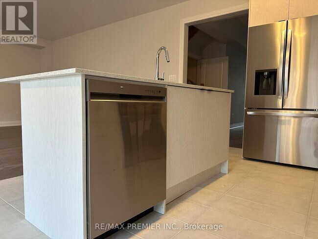 Photo du bâtiment - 6 La Reine Ave