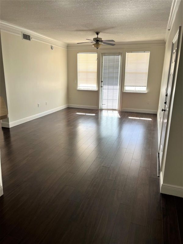 Foto del edificio - 9845 Baywinds Blvd
