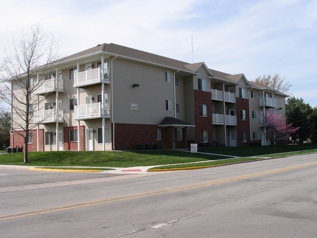 Building Photo - 1401 N. Dakota