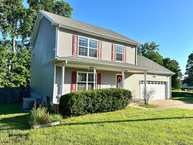 Foto del edificio - Spacious 3-Bedroom Home with Fenced Yard & Garage!