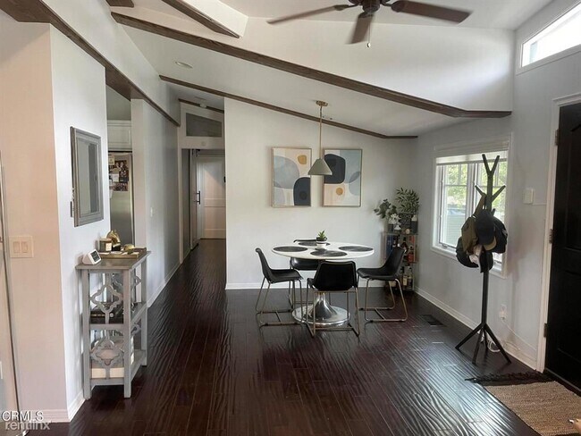 Foto del edificio - 2 br, 2.5 bath House - 23814 Muholland Hwy...