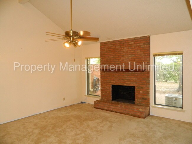 Building Photo - 718 Carriage Way