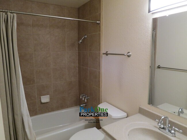 Building Photo - Two Bedroom Town House Walking Distance to...