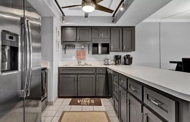 Building Photo - 4811 Saxon Dr
