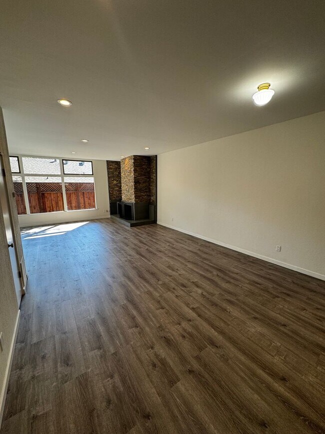 Foto del edificio - Gorgeous Updated 3-Bedroom Townhome in Pri...