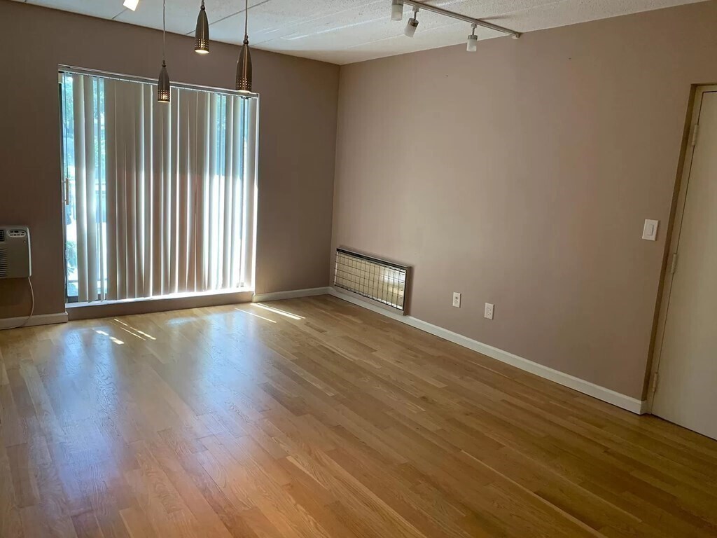 40 High St Unit 308, Dedham, MA 02026 Room for Rent in Dedham, MA