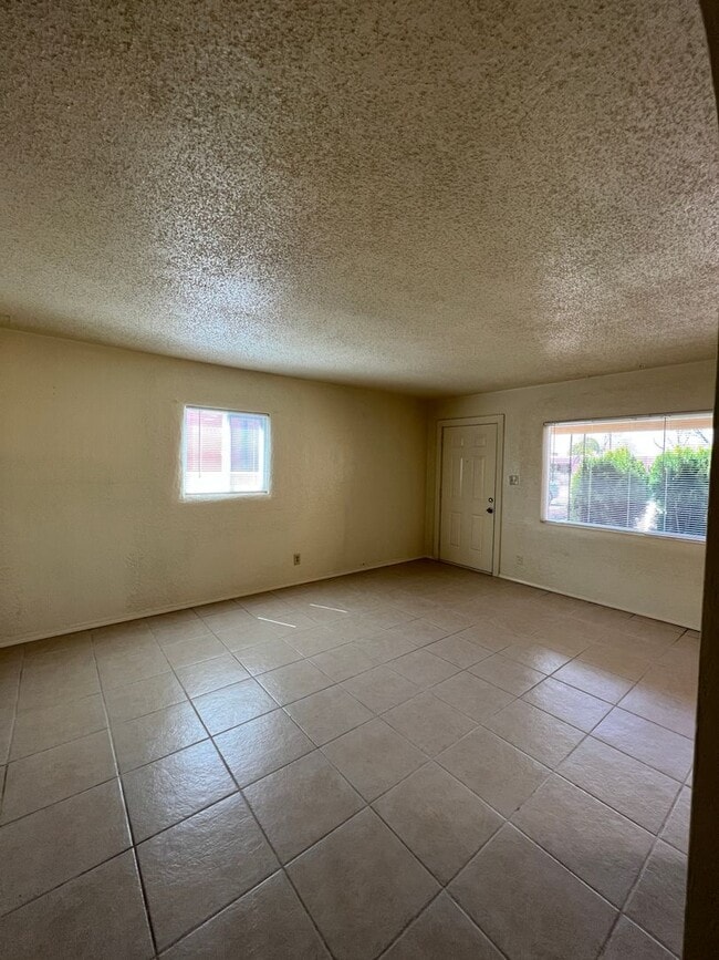 Building Photo - Nice 3 bedroom 1 3/4 Bath 2 Car Garage with large front and back yard!