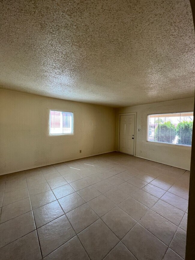 Foto del edificio - Nice 3 bedroom 1 3/4 Bath 2 Car Garage with large front and back yard!