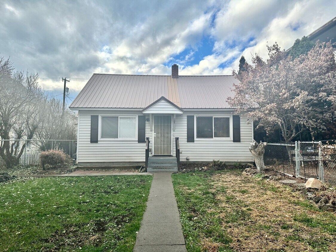 Primary Photo - Charming 2 Bedroom Home