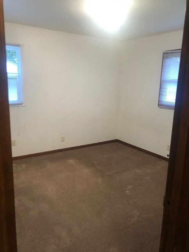 Building Photo - 3 Bedroom newly remodeled home