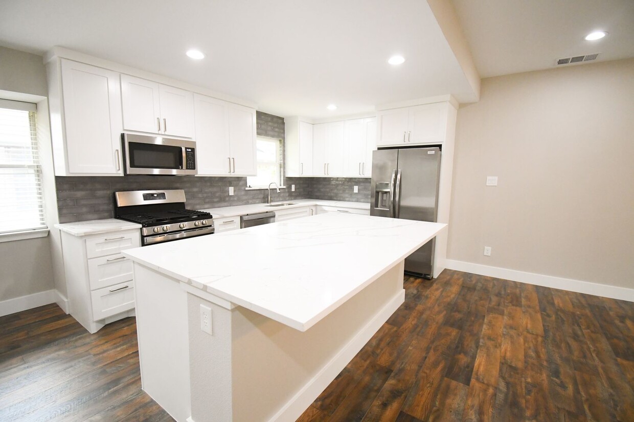 Primary Photo - Beautiful 4 bdrm, 3 bath + study completel...