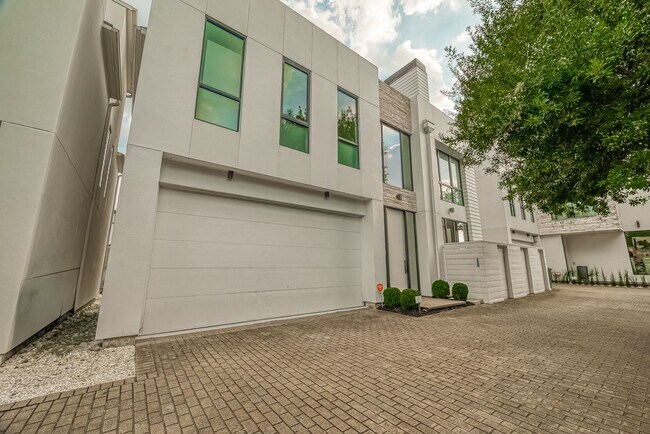 Foto del edificio - Beautiful contemporary home in the sought-...