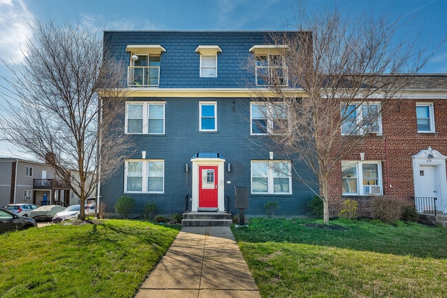 Building Photo - 5110 Fort Totten Dr NE