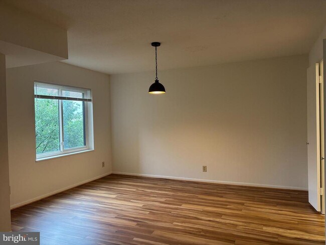 Foto del edificio - 8370 Greensboro Dr