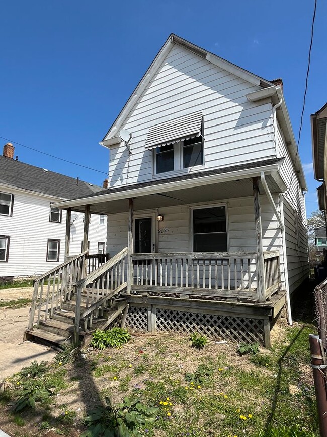 Building Photo - Madison/West Blvd neighborhood: 3 bedroom/1 bath single family home.