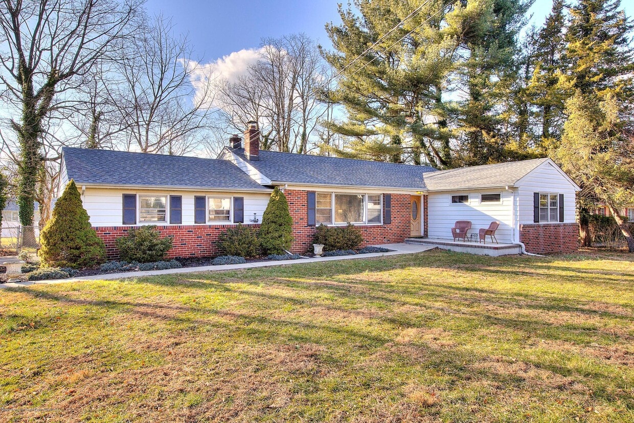 Primary Photo - 4 Knollwood Dr