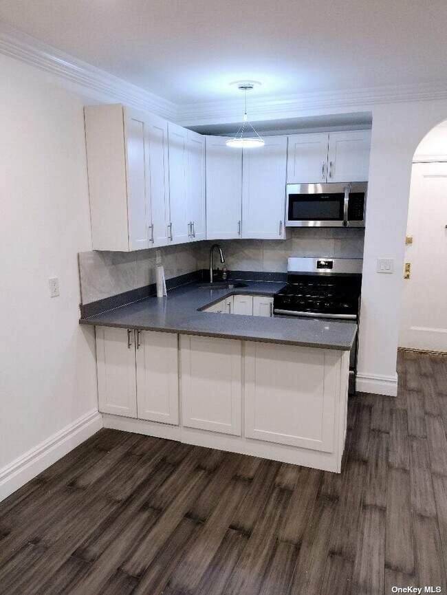 Building Photo - 37-21-37-80 80th St