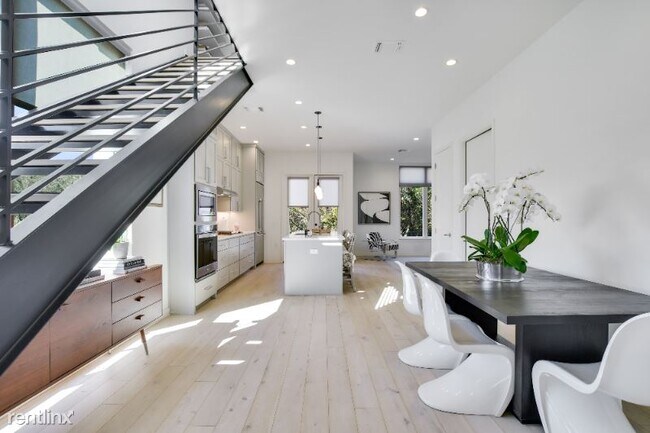 Building Photo - 3 br, 2.5 bath Condo - 2606 Sutherland St