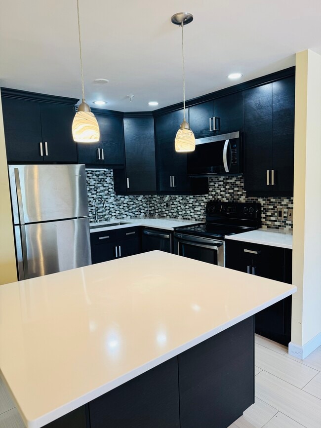 Big kitchen island - 51 Schuyler Ave
