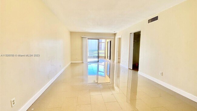 Foto del edificio - 3199 Foxcroft Rd