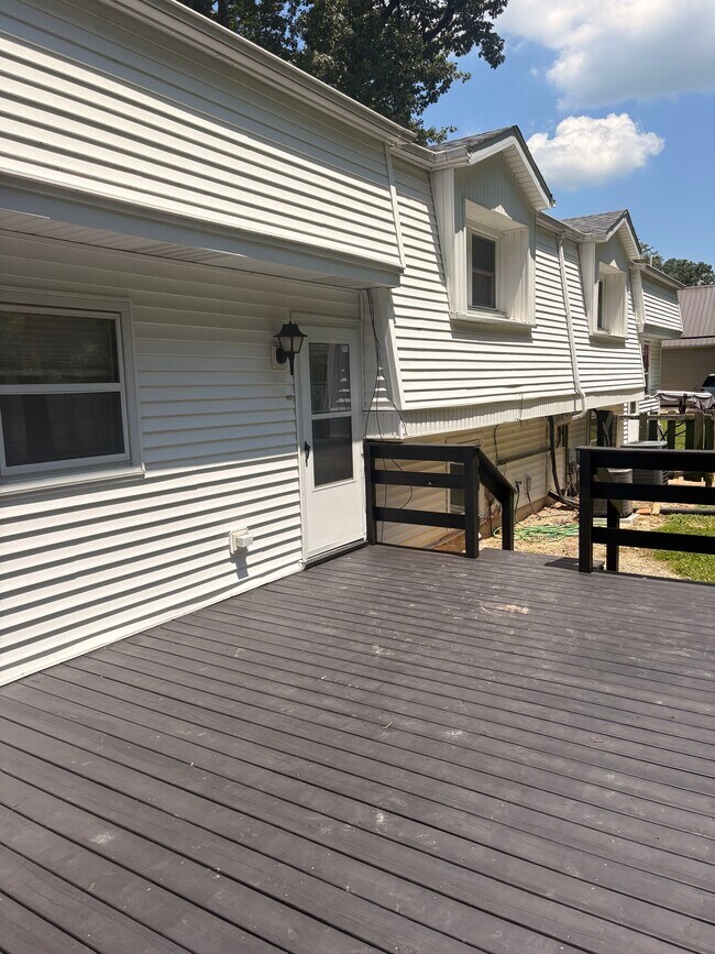 Building Photo - 501 Woodbine Dr