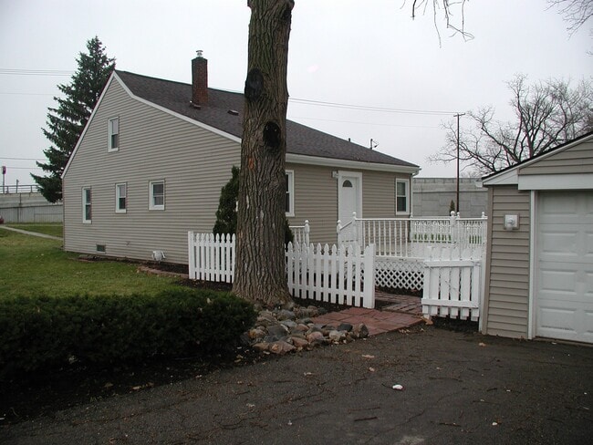Foto del edificio - 44179 Grand River Ave