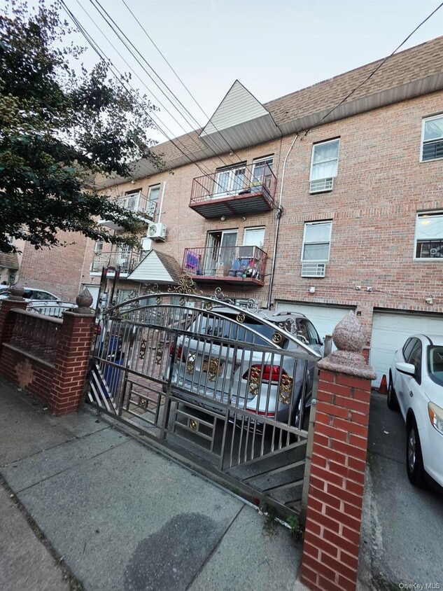Foto principal - 93-26 197th St