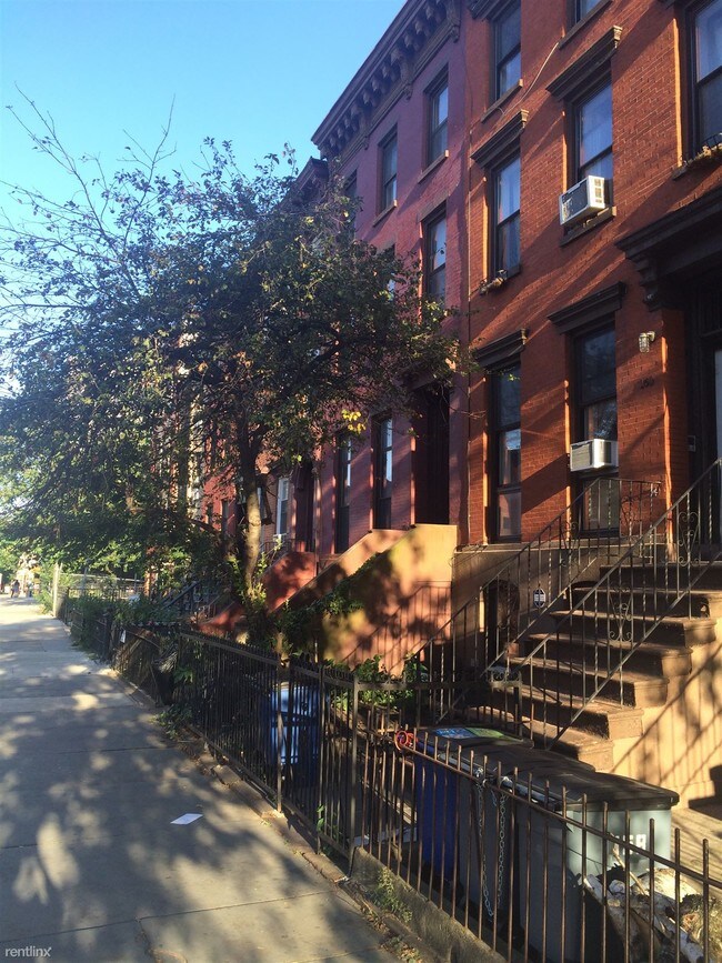 Building Photo - 160 Putnam Ave