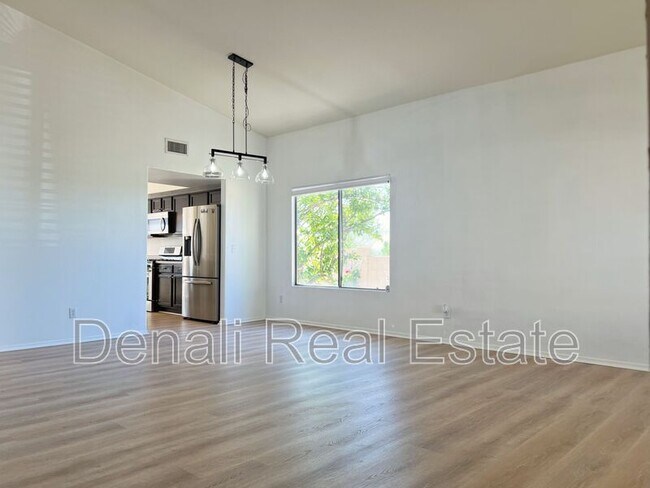 Building Photo - 11012 N Divot Dr