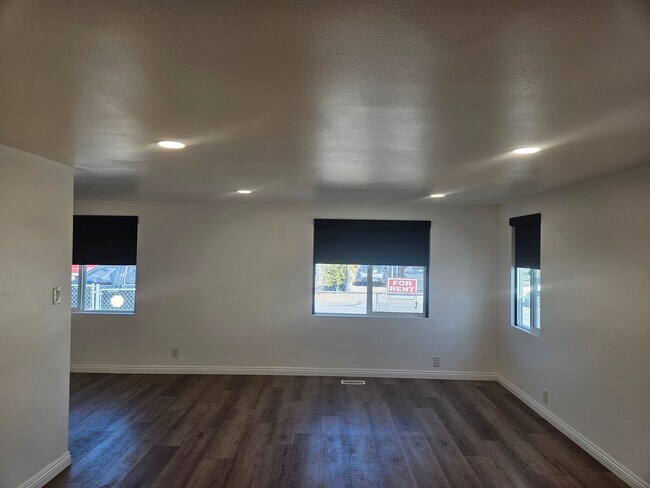 Building Photo - Stunning Remodeled 2-Bedroom, 2-Bath Home ...