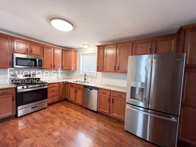 Building Photo - 3 Bed/2.5 Bath Home with Garage / Pet-Friendly / Available Now!