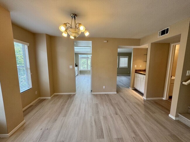 Building Photo - Large, end-unit townhome in the heart of T...
