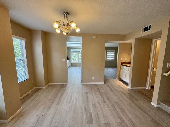 Building Photo - Large, end-unit townhome in the heart of Thousand Oaks