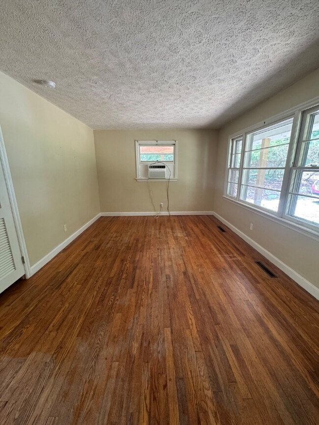 Building Photo - 707 Rhodes Park Dr