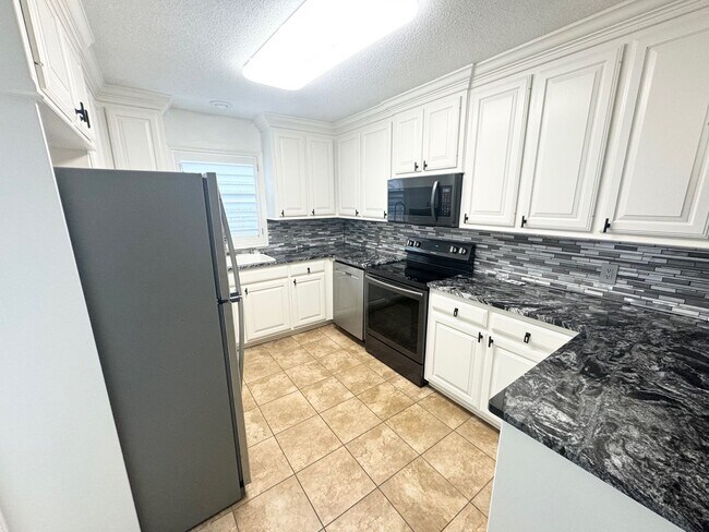 Foto del edificio - Stunning home in a desirable neighborhood!