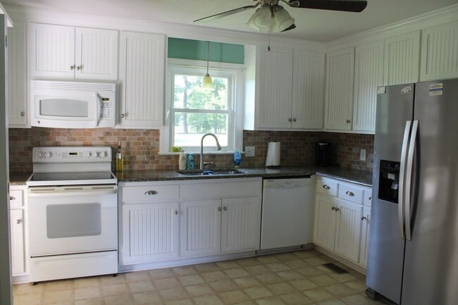 Building Photo - 4723 River Rd
