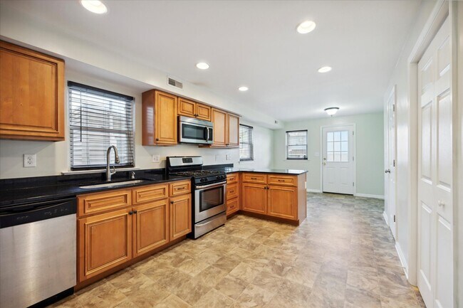 Building Photo - Recently Renovated 3 Bed 1.5 Bath Twin in ...